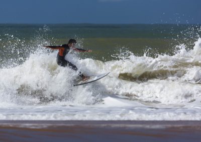 O apoio a eventos turísticos, como o Campeonato de Surf, traz renda e movimenta a economia das comunidades. | Foto: Gustavo Baxter / NITRO