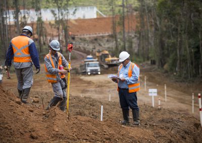 Após a supressão vegetal e a terraplenagem do terreno, começam as obras de infraestrutura, como pavimentação, drenagem, redes de esgoto, distribuição de água e de energia.  | Foto: Bruno Correa / NITRO